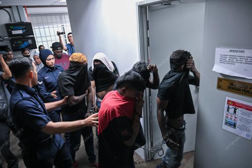 LIMA RAKAN DI DAKWA BUNUH