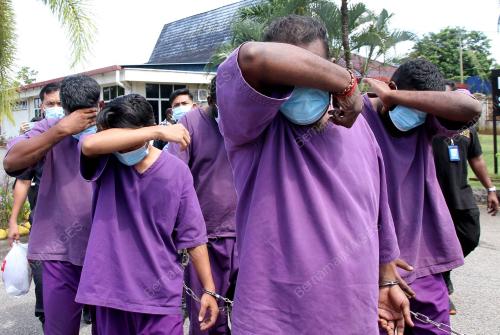 PERTUDUHAN MENGHALANG PENJAWAT AWAM MENJALANKAN TUGAS
