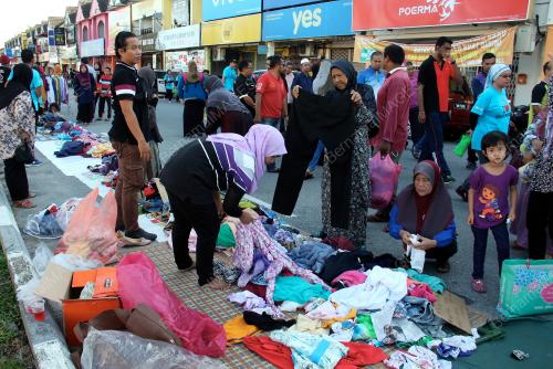 PAKAIAN TERPAKAI DIEDAR PERCUMA
