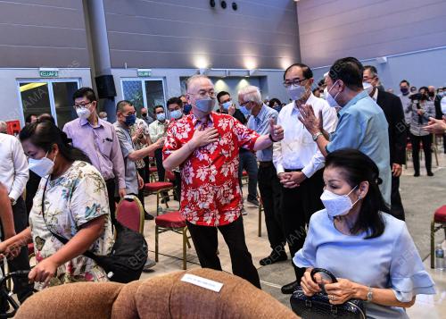 DATUK SERI DR WEE KA SIONG