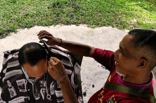 ZAMRI SAIDON TUKANG GUNTING RAMBUT