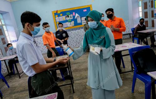PELAJAR SEKOLAH MEMULAKAN SESI PERSEKOLAHAN