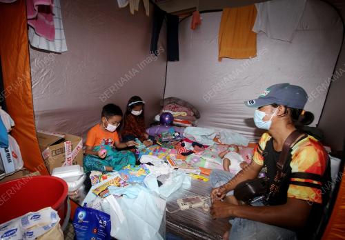 KAFFAH KIDS MENYAMPAIKAN SUMBANGAN PAKAIAN DAN MAINAN