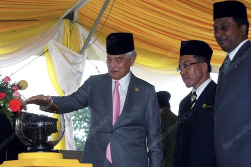 SULTAN AZLAN SHAH