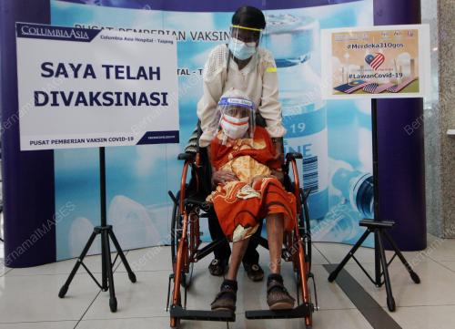 WARGA EMAS K LETCHEMY MENERIMA SUNTIKAN VAKSIN COVID-19
