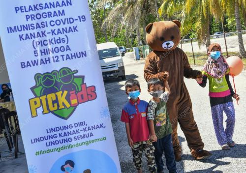 MASKOT BERUANG MENCERIAKAN KANAK-KANAK DI PUSAT VAKSIN PICKIDS TABIKA KEMAS