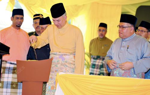 RAJA DR. NAZRIN SHAH