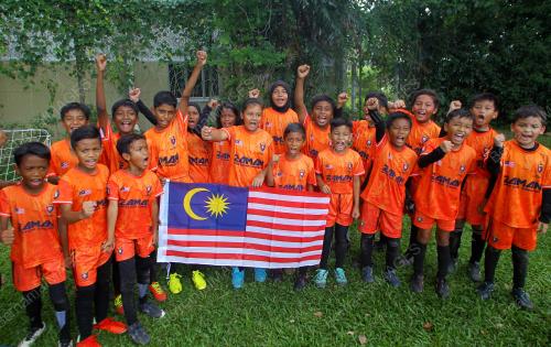 PENYATUAN PELBAGAI BANGSA MELALUI SUKAN BOLA SEPAK