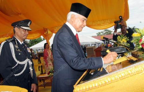 SULTAN AZLAN SHAH