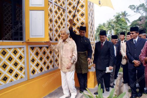 SULTAN AZLAN SHAH