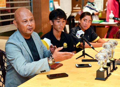 ATLET TENIS PERAK