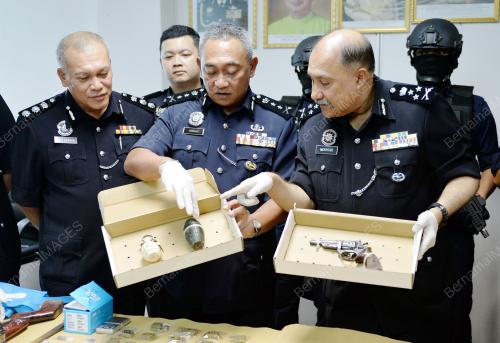 PK03_04012017_POLIS_SENJATAPI