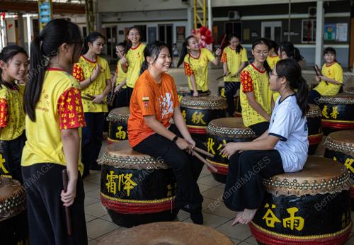 PEMAIN GENDANG CINA
