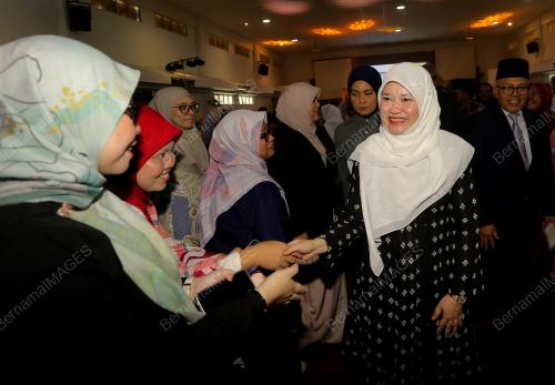 MENTERI PENDIDIKAN FADHLINA SIDEK