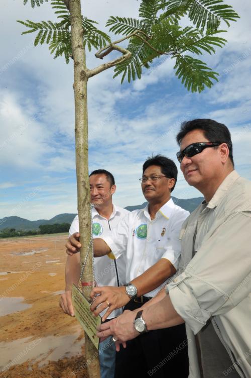 DATUK ROSHIDI HASHIM