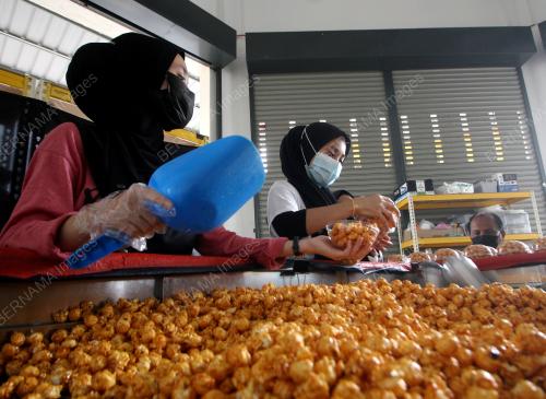 PENGUSAHA PERNIAGAAN POPCORN