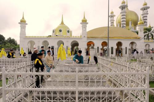 SULTAN PERAK SOLAT SUNAT AIDILFITRI