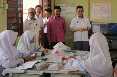 YANG BERHORMAT WONG KAH WOH