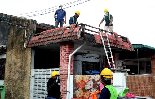 KERJA PEMBAIKAN RUMAH MANGSA RIBUT