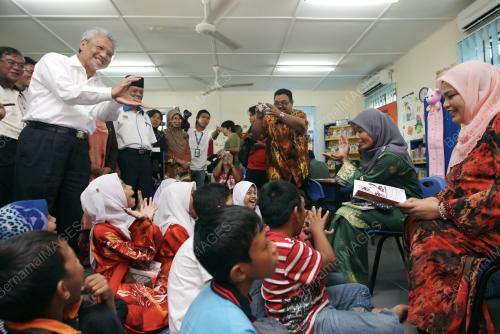 HUSNI HANADZLAH