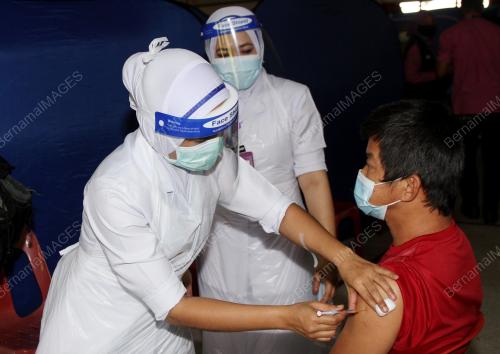 GELANDANGAN MENERIMA SUNTIKAN VAKSIN COVID-19