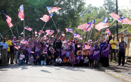 PENDUDUK PUNCAK MERU MENGIBARKAN JALUR GEMILANG