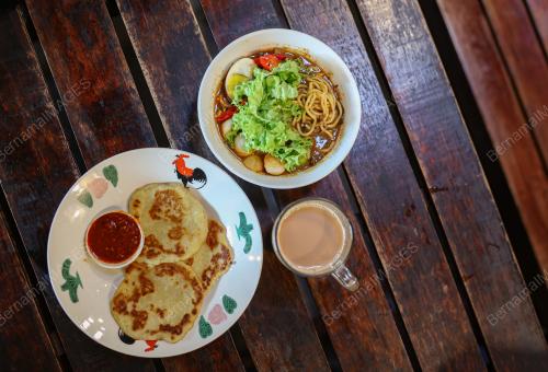MEE KARI KUAH LAKSA YAH KUCHAI