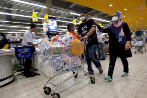 ORANG AWAM MEMBELI BARANGAN KEPERLUAN