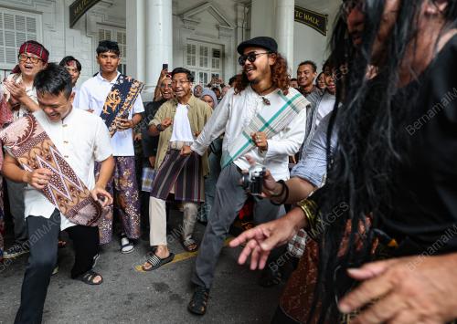 KERETAPI SARONG