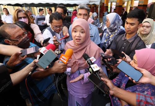 FADHLINA SIDEK