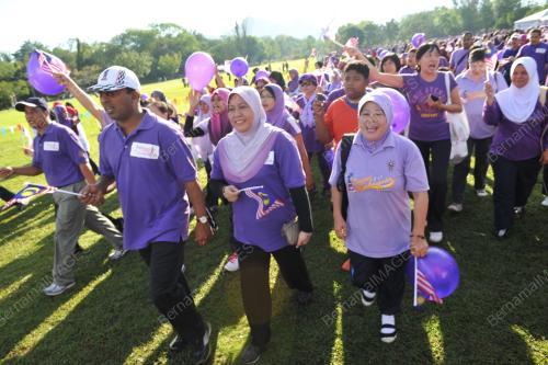 PK03_17032013_PURPLE_WALK