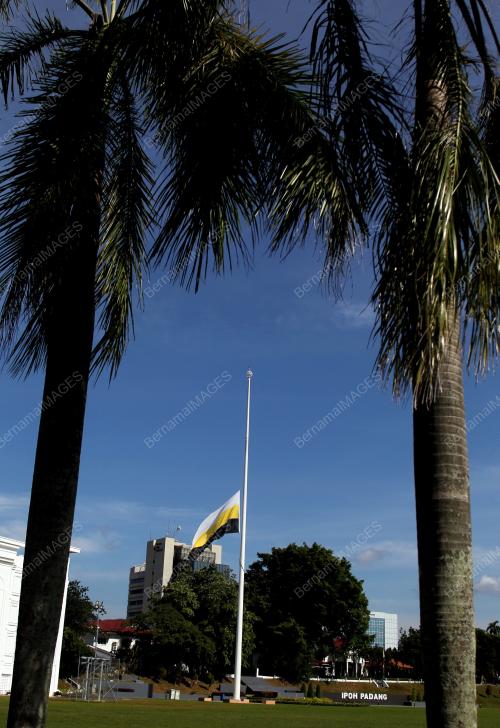 BENDERA PERAK SEPARUH TIANG