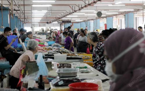 ORANG RAMAI MEMBELI MAKANAN
