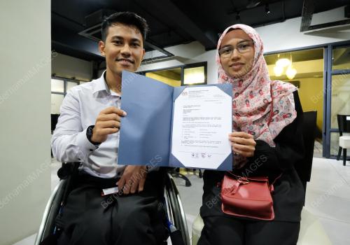 KPDNHEP TAWAR PEKERJAAN KEPADA WANITA YANG TULAR MENAIKI MOTOR