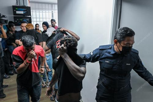 LIMA RAKAN DI DAKWA BUNUH