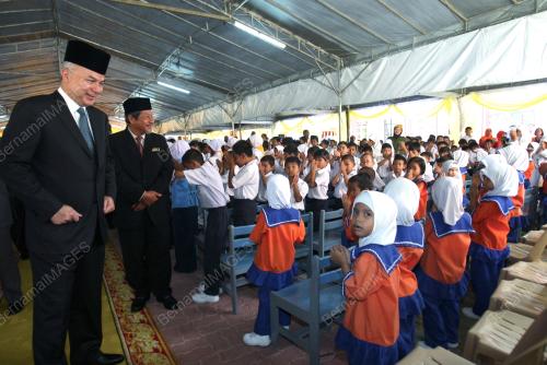RAJA DR. NAZRIN SHAH