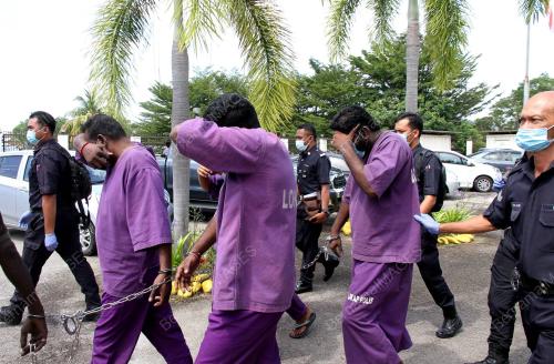 PERTUDUHAN MENGHALANG PENJAWAT AWAM MENJALANKAN TUGAS