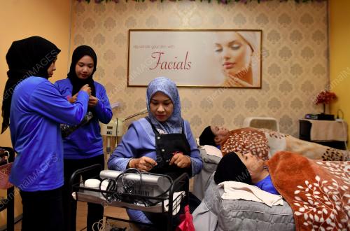 HUMAIRA MUSLIMAH SALON