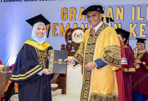 DATUK SERI DR. DZULKEFLY AHMAD