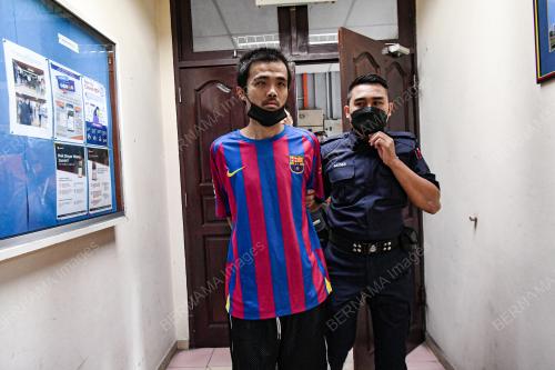 KES MEMILIKI SENJATA API TIRUAN
