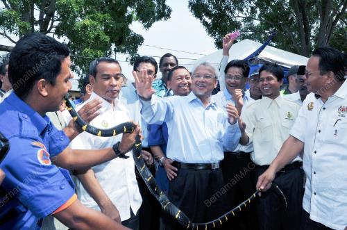 DATUK SERI HUSNI HANADZLAH