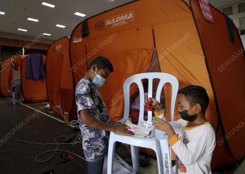KAFFAH KIDS MENYAMPAIKAN SUMBANGAN PAKAIAN DAN MAINAN