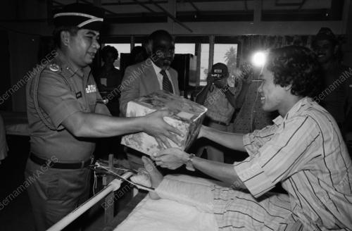 PENYAMPAIAN HADIAH BUKU-BUKU