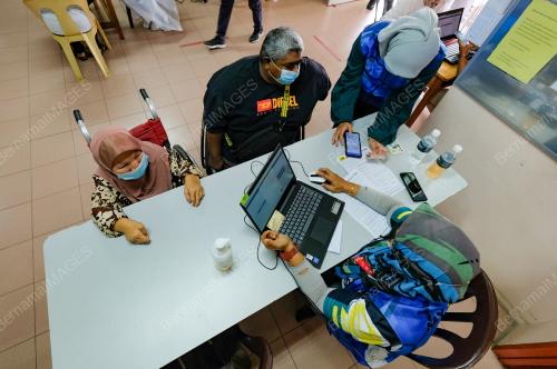 PASANGAN OKU TERIMA VAKSIN