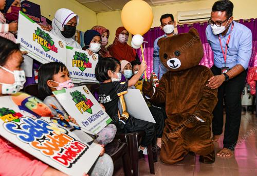 MASKOT BERUANG MENCERIAKAN KANAK-KANAK DI PUSAT VAKSIN PICKIDS TABIKA KEMAS