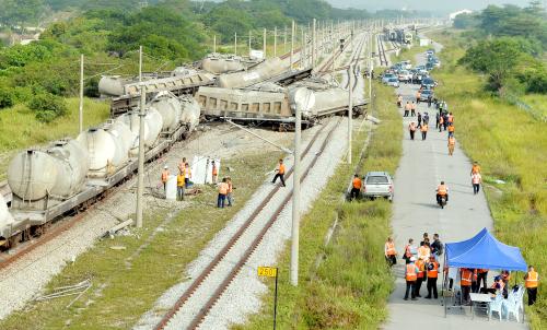PK03_28102016_KERETAPI_TERGELINCIR