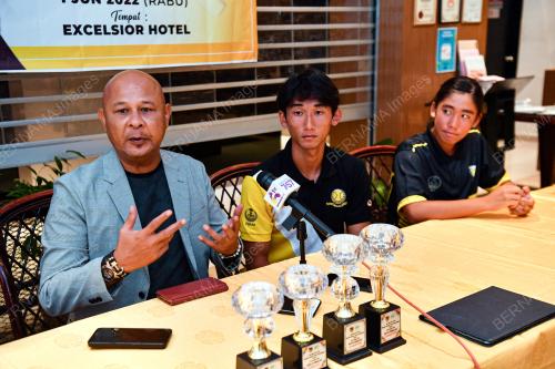 ATLET TENIS PERAK