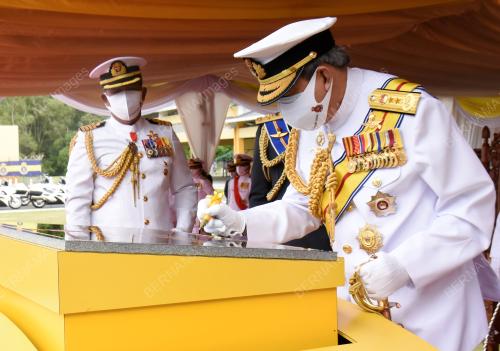 SULTAN SHARAFUDDIN IDRIS SHAH