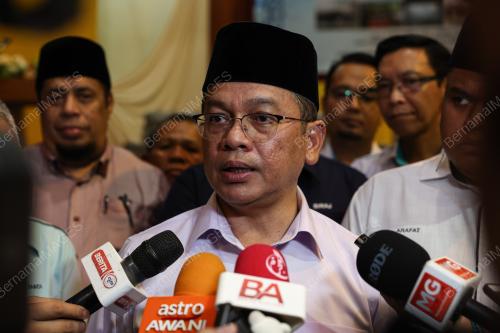DATUK DR MOHD NA`IM MOKHTAR