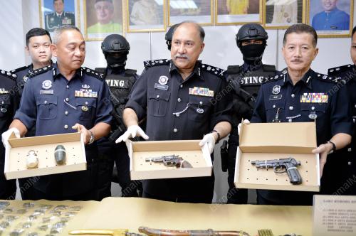 PK04_04012017_POLIS_SENJATAPI